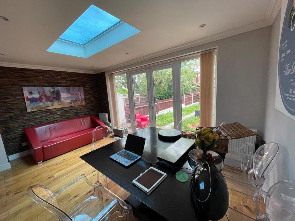 Family Home With Easy Commute To London! Croydon Bagian luar foto