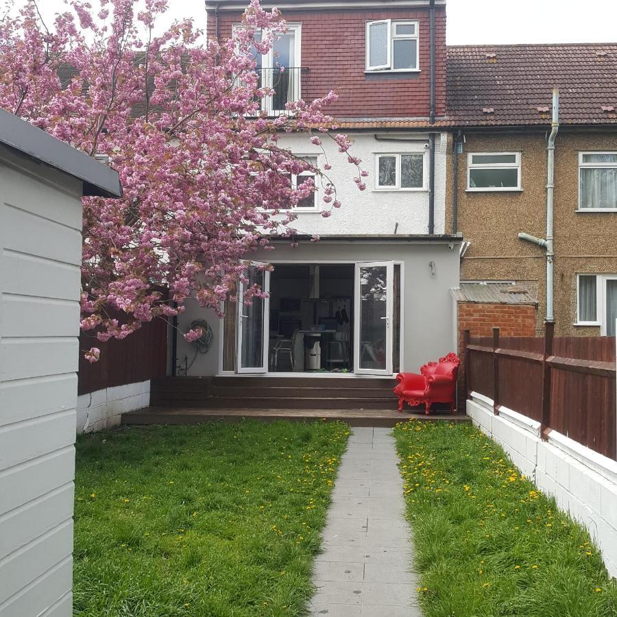 Family Home With Easy Commute To London! Croydon Bagian luar foto