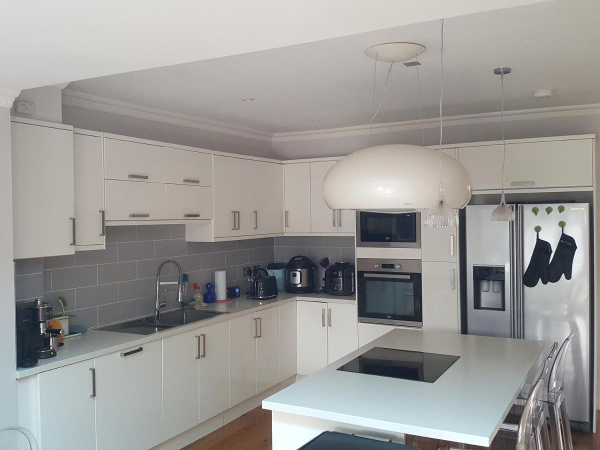 Family Home With Easy Commute To London! Croydon Bagian luar foto