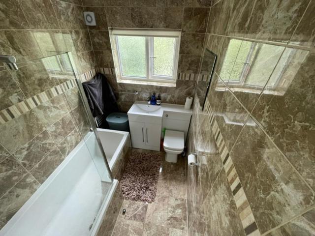Family Home With Easy Commute To London! Croydon Bagian luar foto